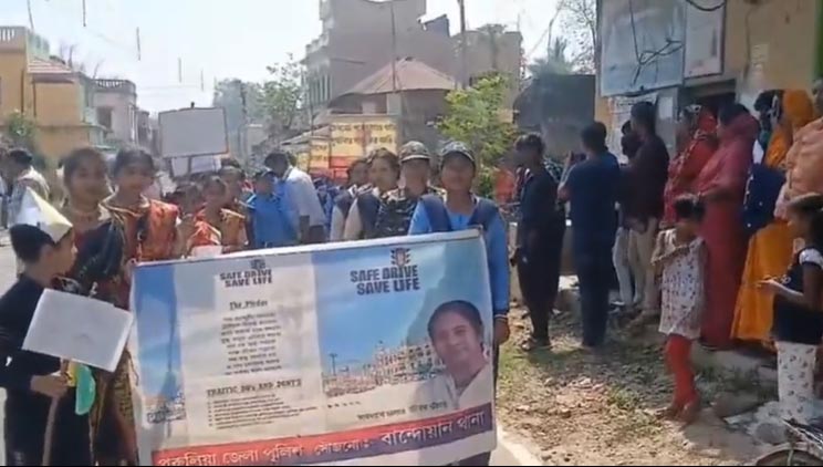 বান্দোয়ান: পথ দুর্ঘটনা এড়াতে ও পথ চলতি সাধারণ মানুষকে সচেতন করতে সেফ ড্রাইভ সেভ লাইফ কর্মসূচি শিরিষগোড়ায়  |